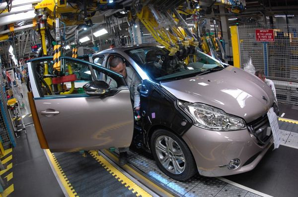 Découvrez en images le montage de la nouvelle Peugeot 208 à Poissy