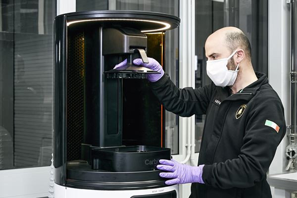 Lamborghini produit des masques chirurgicaux et des écrans de protection
