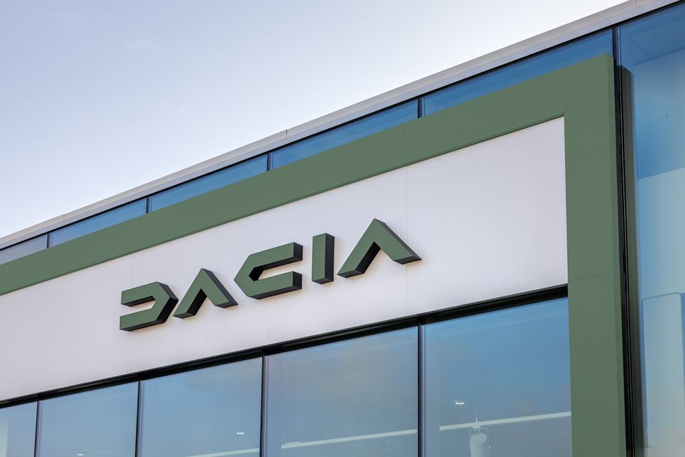 Le réseau Dacia adopte une nouvelle identité visuelle extérieure typée outdoor