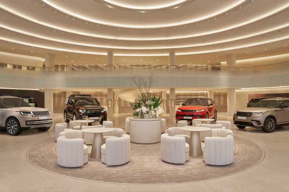 Le point de vente JLR prend la forme d'une maison des marques Range Rover, Defender et Discovery