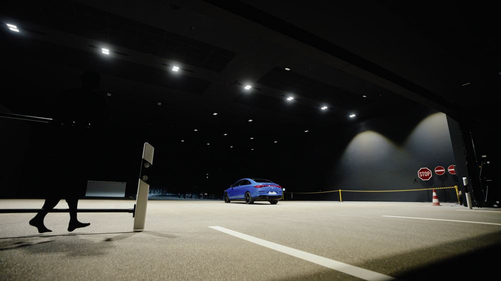 Le centre d'essais d'éclairage de Mercedes-Benz permet de tester les systèmes de phares