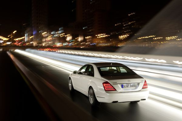 Mercedes commercialise la première voiture hybride alimentée par une batterie lithium-ion