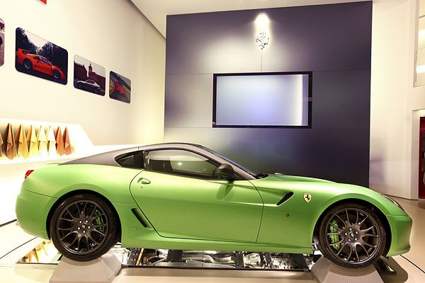 Ferrari présente un prototype hybride de la 599