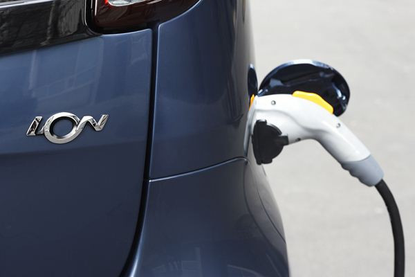 Peugeot lance la iOn électrique