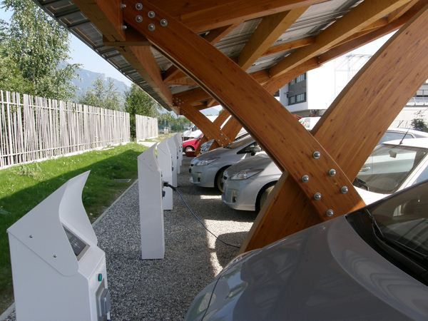 L'INES teste l'alimentation du véhicule électrique en énergie photovoltaïque