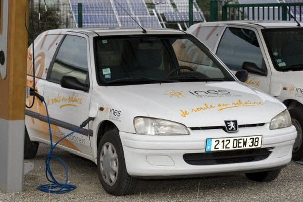 L'INES teste l'alimentation du véhicule électrique en énergie photovoltaïque