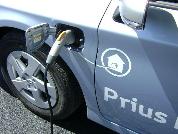 L'INES teste l'alimentation du véhicule électrique en énergie photovoltaïque