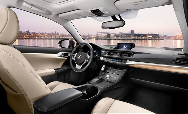Lexus lance la première compacte hybride premium
