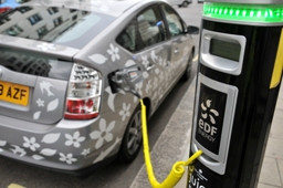 Comment est calculée la consommation normalisée d’une voiture hybride rechargeable ?