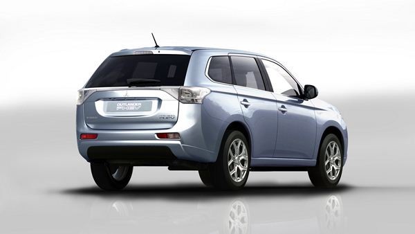 Le Mitsubishi Outlander hybride rechargeable PHEV parcourt 61 km avec un litre de carburant