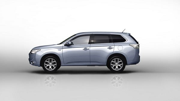 Le Mitsubishi Outlander hybride rechargeable PHEV parcourt 61 km avec un litre de carburant