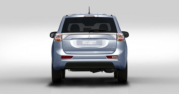 Le Mitsubishi Outlander hybride rechargeable PHEV parcourt 61 km avec un litre de carburant