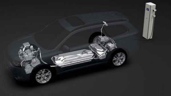 Le Mitsubishi Outlander hybride rechargeable PHEV parcourt 61 km avec un litre de carburant