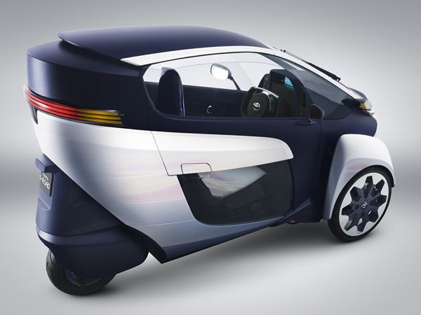 Un véhicule biplace tout électrique à trois roues Toyota