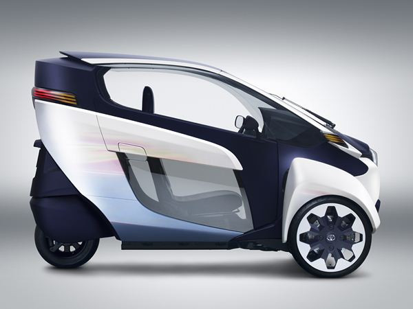 Un véhicule biplace tout électrique à trois roues Toyota