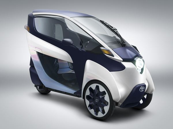Un véhicule biplace tout électrique à trois roues Toyota