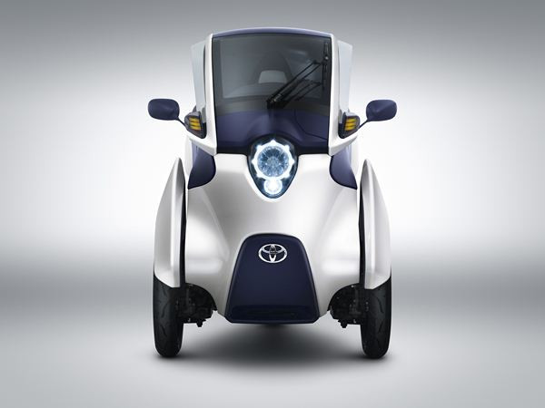 Un véhicule biplace tout électrique à trois roues Toyota