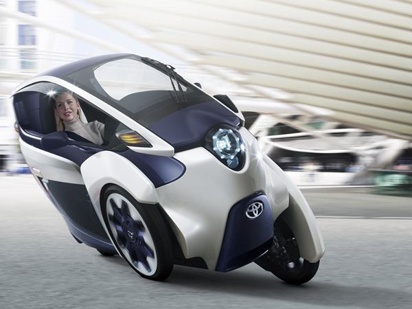 Un véhicule biplace tout électrique à trois roues Toyota