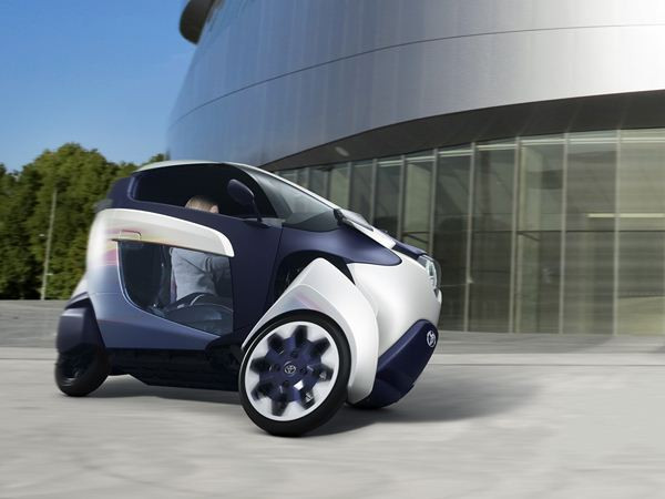 Un véhicule biplace tout électrique à trois roues Toyota