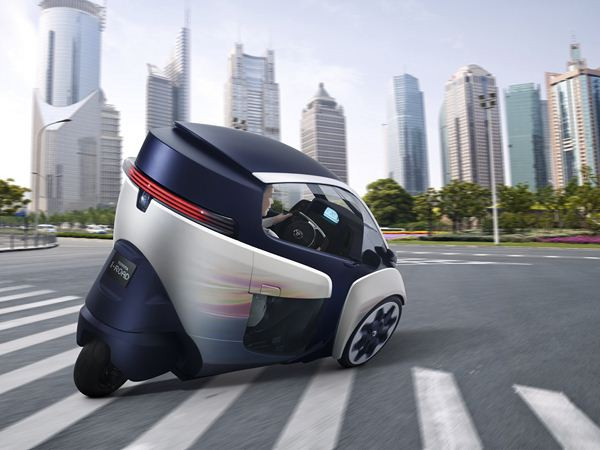 Un véhicule biplace tout électrique à trois roues Toyota
