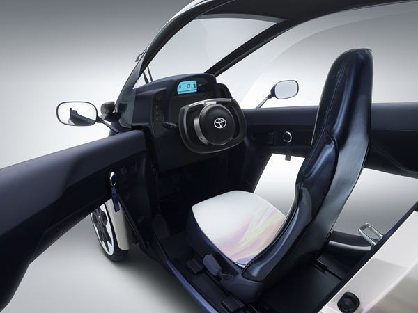 Un véhicule biplace tout électrique à trois roues Toyota