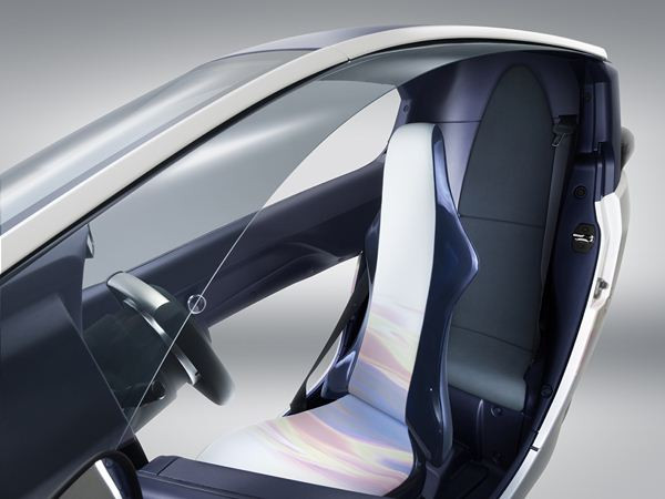 Un véhicule biplace tout électrique à trois roues Toyota