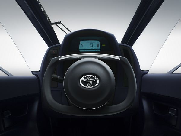 Un véhicule biplace tout électrique à trois roues Toyota
