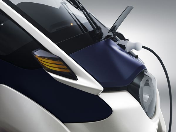 Un véhicule biplace tout électrique à trois roues Toyota