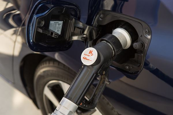 La berline à pile à combustible Toyota Mirai ouvre la route de l'hydrogène