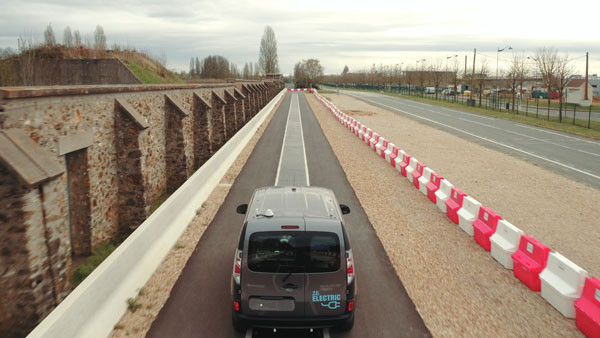 Une charge dynamique de véhicules électriques de 20 kW à une vitesse de 100 km/h