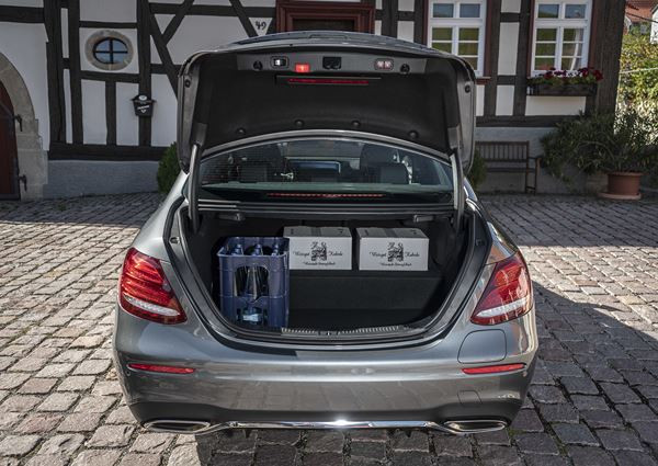 La Mercedes E 300 e hybride rechargeable affiche une autonomie électrique de 50 km