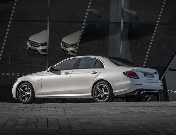 La Mercedes E 300 de hybride rechargeable affiche une autonomie électrique de 54 km
