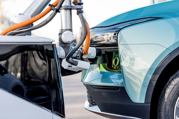 Le robot chargeur autonome mobile Carl d’Aiways administre une charge rapide