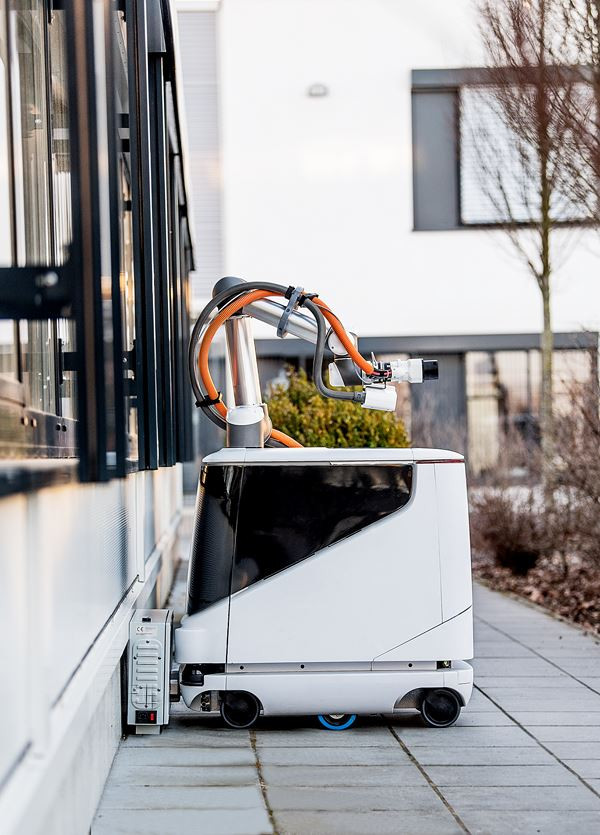 Le robot chargeur autonome mobile Carl d’Aiways administre une charge rapide