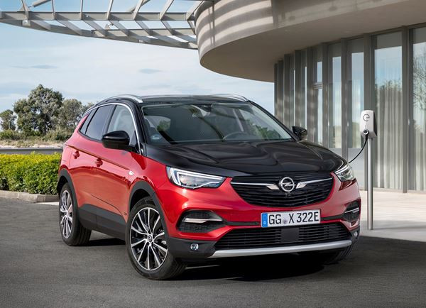 L'Opel Grandland X hybride rechargeable dispose de 300 ch et quatre roues motrices