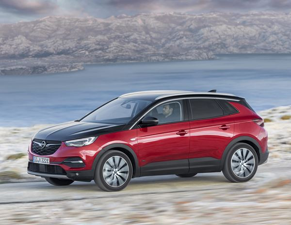 L'Opel Grandland X hybride rechargeable dispose de 300 ch et quatre roues motrices