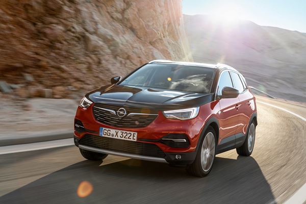L'Opel Grandland X hybride rechargeable dispose de 300 ch et quatre roues motrices