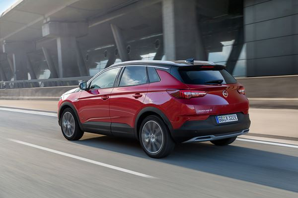 L'Opel Grandland X hybride rechargeable dispose de 300 ch et quatre roues motrices