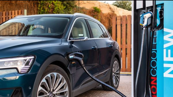 La charge à 150 kW de l’Audi e-tron permet de recharger 100 km en moins de 10 mn