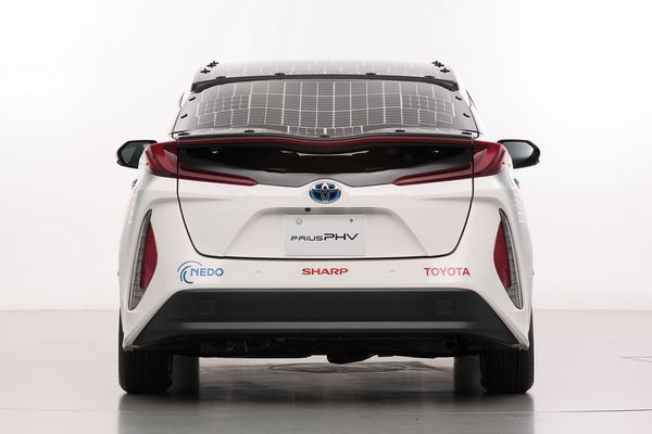 Des batteries solaires pour réduire les émissions de CO2 des véhicules électrifiés