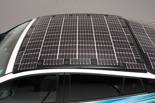 Des batteries solaires pour réduire les émissions de CO2 des véhicules électrifiés