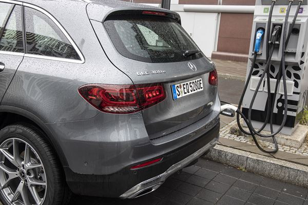 Le Mercedes GLC 300 e 4MATIC affiche une autonomie électrique NEDC de 46-49 km