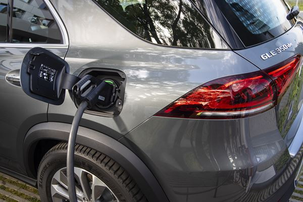 Le Mercedes GLC 300 e 4MATIC affiche une autonomie électrique NEDC de 46-49 km