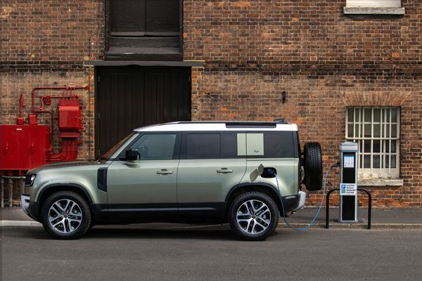 Le Land Rover Defender 110 adopte une motorisation hybride rechargeable de 404 ch