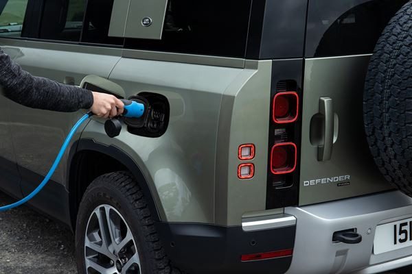 Le Land Rover Defender 110 adopte une motorisation hybride rechargeable de 404 ch