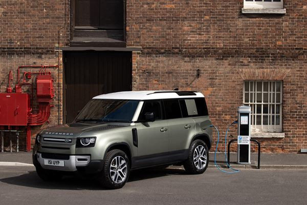 Le Land Rover Defender 110 adopte une motorisation hybride rechargeable de 404 ch