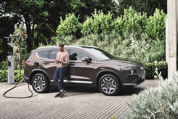 Le Hyundai Santa Fe Plug-in parcourt jusqu’à 58 km en mode tout électrique