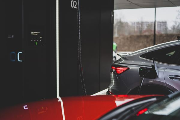 Une station de recharge rapide en zone urbaine pensée service en test
