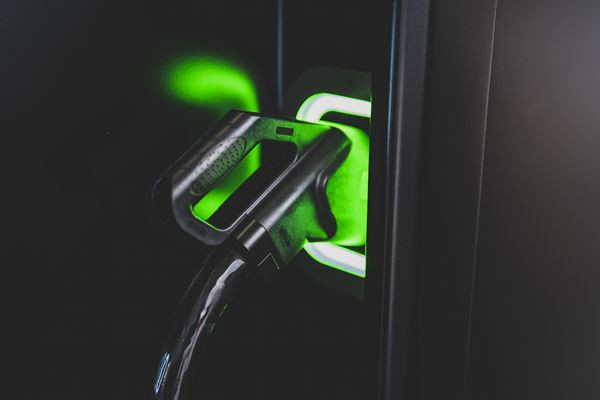 Une station de recharge rapide en zone urbaine pensée service en test