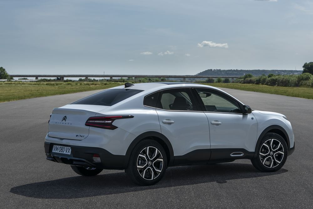 La Citroën ë-C4 X électrique offre jusqu'à 360 km d'autonomie en cycle WLTP